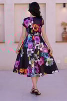 فستان ستان بطبعة ورود