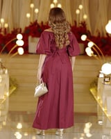 فستان طويل برغندي بكتف مكشوف وأكمام منفوشة