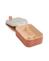 شنطة مكياج وسط مضيئة