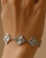 اسوارة بطابع الوردة