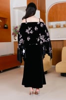 فستان مخمل ناعم اسود مع كيب