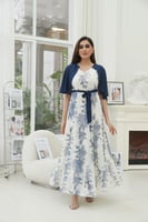 فستان ازرق بطبعة ورد