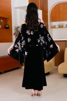 فستان مخمل ناعم اسود مع كيب