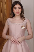 فستان سهرة وردي مزين بالكريستال