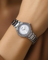 ساعة سيزون نسائية باطار كرستال دائري مضلع