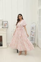 فستان شيفون فوشي ماكسي بطبعة مموجة مع كشكش