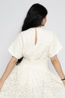 فستان دانتيل بإكسسوار مميز