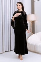 فستان مخمل أسود مع كيب مطرز