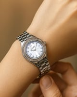 ساعة نسائية باطار كريستال دائري