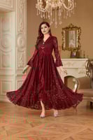 فستان عنابي بقصة مميزة