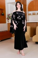 فستان مخمل ناعم اسود مع كيب