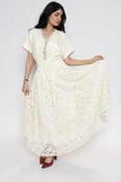 فستان دانتيل بإكسسوار مميز