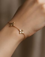 اسوارة بطابع الوردة