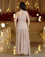 فستان سهرة ميدي بتصميم كتف واحد وقصات جانبية وردي