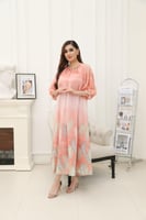 فستان واسع ميدي مطبوع مزين بإكسسوار بالعنق