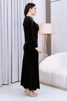 فستان مخمل أسود مع كيب مطرز