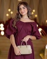 فستان طويل برغندي بكتف مكشوف وأكمام منفوشة