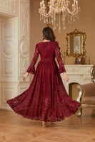 فستان عنابي بقصة مميزة