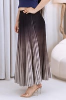 تنورة بإلوان متداخلة