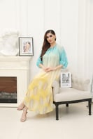 فستان شيفون واسع ميدي مطبوع مزين بإكسسوار بالعنق