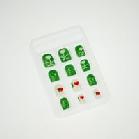 سلسال مع اظافر أطفال لليوم الوطني