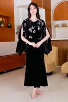 فستان مخمل ناعم اسود مع كيب