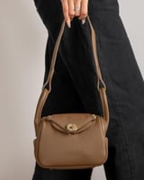 شنطة نسائية باللون البني /ألوان متعددة