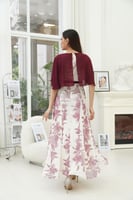 فستان عنابي بطبعه موردة