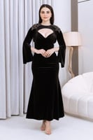 فستان مخمل أسود مع كيب مطرز