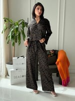 طقم بنطلون واسع وبلوزة أسود بذهبي