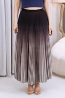 تنورة بإلوان متداخلة