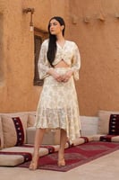 طقم دانتيل بيج بطبعة ورود زيتيه - بلوزة وتنورة