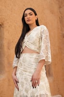 طقم دانتيل بيج بطبعة ورود زيتيه - بلوزة وتنورة