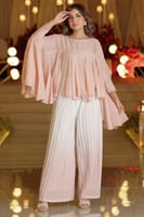 طقم نسائي وردي بلوزة بكتف مكشوف وبنطلون واسع مريح