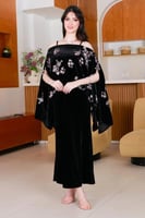 فستان مخمل ناعم اسود مع كيب