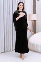 فستان مخمل أسود مع كيب مطرز