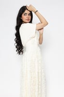 فستان دانتيل بإكسسوار مميز