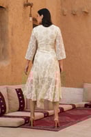 طقم دانتيل بيج بطبعة ورود زيتيه - بلوزة وتنورة