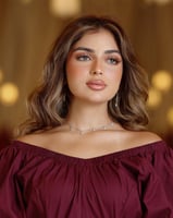 فستان طويل برغندي بكتف مكشوف وأكمام منفوشة