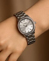 ساعة نسائية فضية - ميناء أخضر | إطار مرصع بالزركون