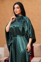 جلابية ساتان زمردي مرصعة - فيونكة وأكمام ساترة