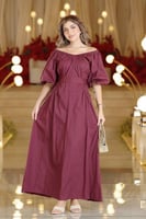 فستان طويل برغندي بكتف مكشوف وأكمام منفوشة