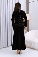 فستان مخمل أسود مع كيب مطرز