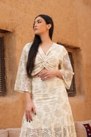 طقم دانتيل بيج بطبعة ورود زيتيه - بلوزة وتنورة