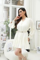 فستان قصير سادة ابيض بحزام في الوسط