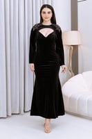 فستان مخمل أسود مع كيب مطرز