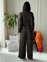طقم بنطلون واسع وبلوزة أسود بذهبي