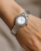 ساعة نسائية باطار كريستال دائري