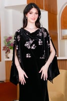 فستان مخمل ناعم اسود مع كيب