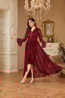 فستان عنابي بقصة مميزة